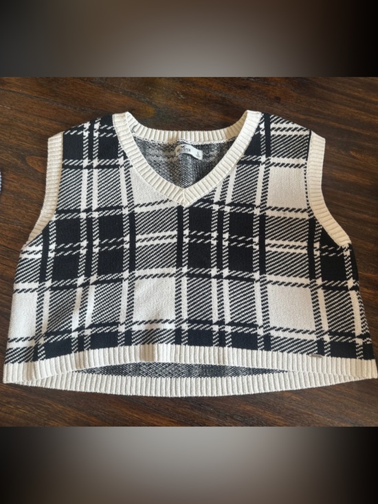 Hollister Sweaters - Hollister sweater vest- cream/white color